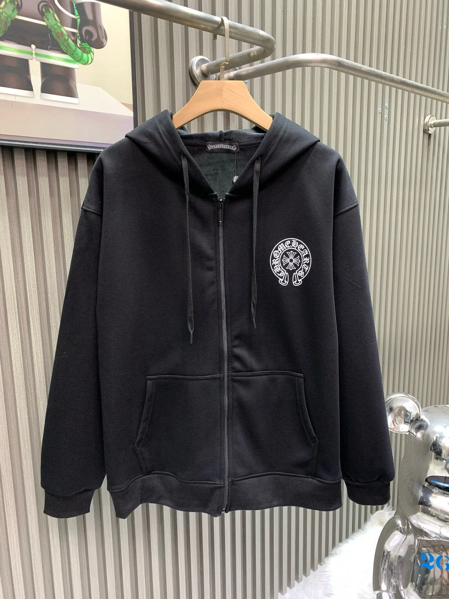 P260 Chrome Hearts Chrome Hearts Chrome New York City limited zipper jacket. Purchased and developed on the official website at 7999. 400 grams of pure cotton➕silver fox velvet. The fabric is made of 400 grams of thin velvet coarse fish scale fabric. The printing is based on the original version and is printed with hand glue. The finished product is sanded and washed to shape. It feels excellent. Genuine antique silver and aged chain heads. The overall routing is straight and delicate. The fabric is comfortable and soft. The color is consistent without color difference. It can be matched with the same style to create a fashionable look. Manage various occasions. Customized accessories Complete three standards, same style for men and women